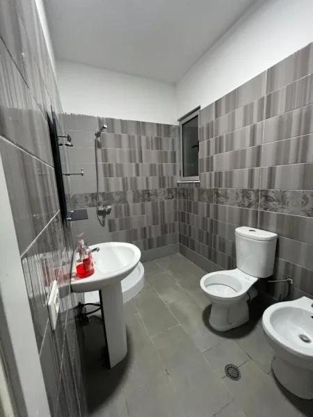 Tirane, shitet apartament 2+1+Ballkon,Kati 5,PALLAT 8 KATESH.SIPERFAQE111 m²= 103.000 € (KAMEZ,BULEVARDI BLU)