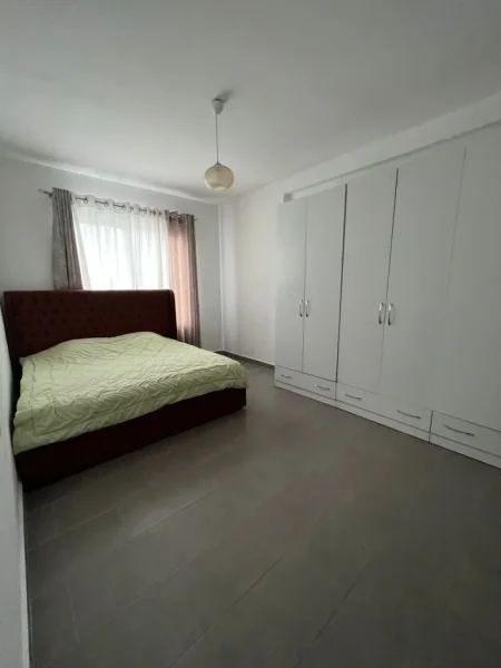 Tirane, shitet apartament 2+1+Ballkon,Kati 5,PALLAT 8 KATESH.SIPERFAQE111 m²= 103.000 € (KAMEZ,BULEVARDI BLU)