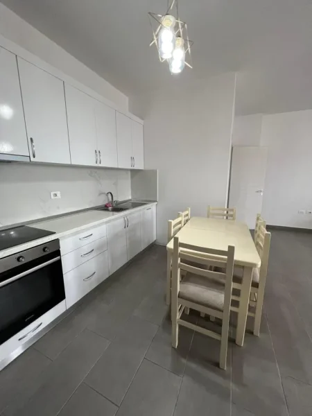 Tirane, shitet apartament 2+1+Ballkon,Kati 5,PALLAT 8 KATESH.SIPERFAQE111 m²= 103.000 € (KAMEZ,BULEVARDI BLU)