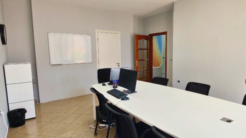 Tirane, jepet me qera ambjent biznesi Kati 2, 130 m² 1.200 € (Rruga e Elbasanit)