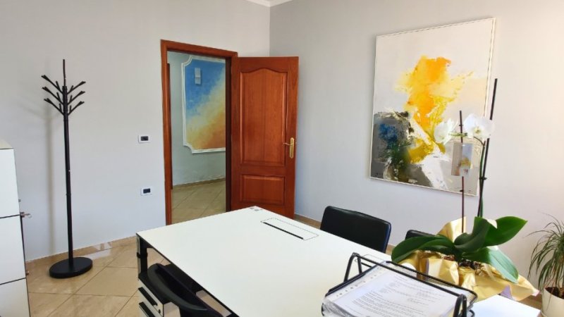 Tirane, jepet me qera ambjent biznesi Kati 2, 130 m² 1.200 € (Rruga e Elbasanit)