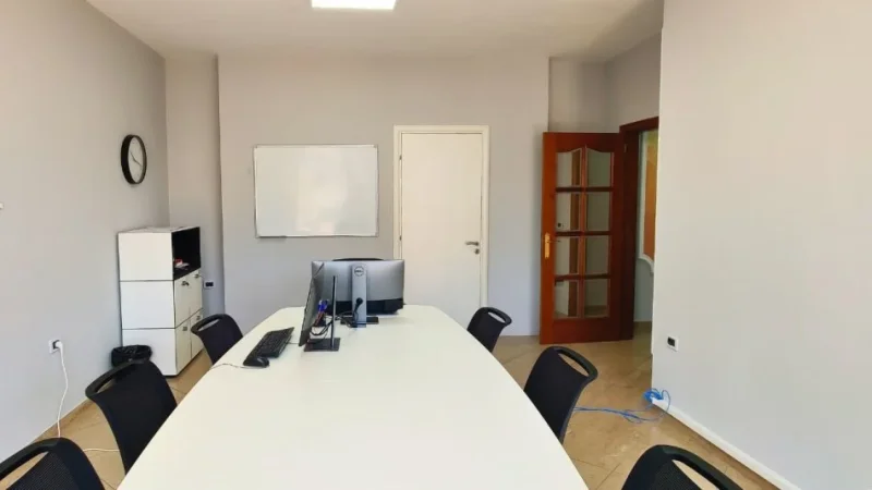 Tirane, jepet me qera ambjent biznesi Kati 2, 130 m² 1.200 € (Rruga e Elbasanit)