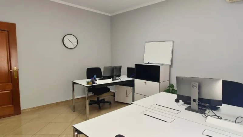 Tirane, jepet me qera ambjent biznesi Kati 2, 130 m² 1.200 € (Rruga e Elbasanit)