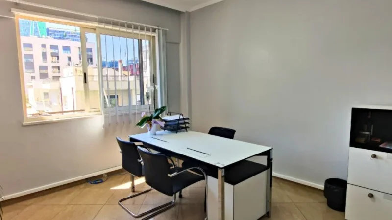 Tirane, jepet me qera ambjent biznesi Kati 2, 130 m² 1.200 € (Rruga e Elbasanit)