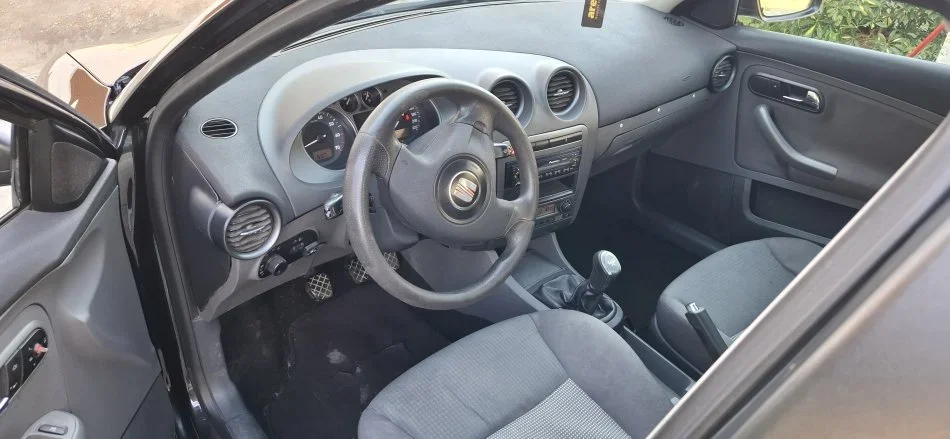 Tirane, shes makine Seat Ibiza Benzin+Gaz, e zeze manuale Kondicioner 250.000 km 1.800 €