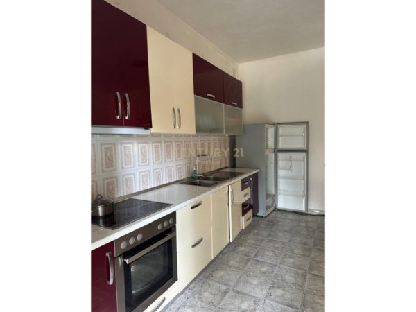 Tirane, jepet me qera apartament 1+1+Ballkon Kati 2, 200 m² 400 € 