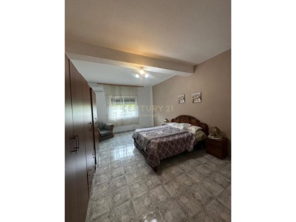 Tirane, jepet me qera apartament 1+1+Ballkon Kati 2, 200 m² 400 € 