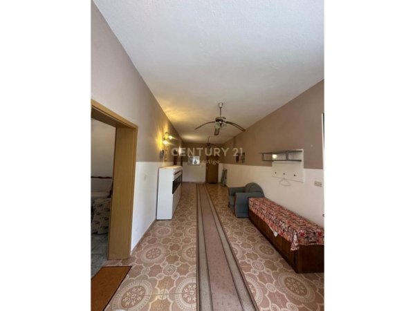 Tirane, jepet me qera apartament 1+1+Ballkon Kati 2, 200 m² 400 € 