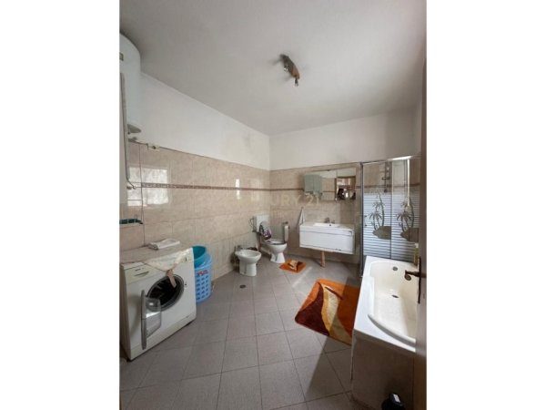 Tirane, jepet me qera apartament 1+1+Ballkon Kati 2, 200 m² 400 € 