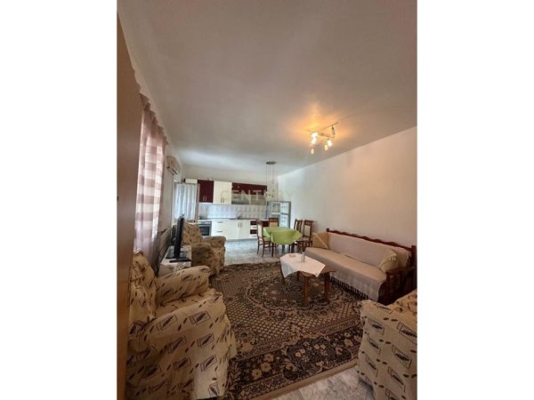 Tirane, jepet me qera apartament 1+1+Ballkon Kati 2, 200 m² 400 € 