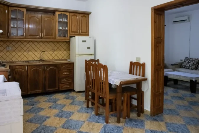 Tirane, jepet me qera shtepi 2+1+Ballkon Kati 1, 100 m² 320 € (Bulevardi i Ri, Rruga Ymer Sallaku, te nenstacioni elektrik)