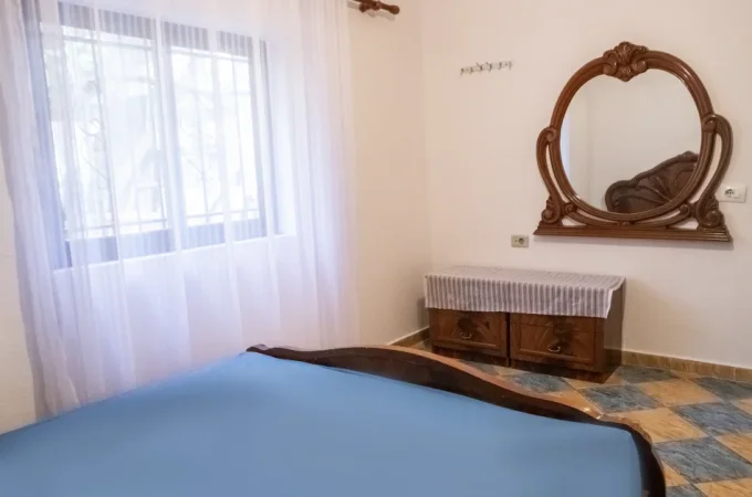 Tirane, jepet me qera shtepi 2+1+Ballkon Kati 1, 100 m² 320 € (Bulevardi i Ri, Rruga Ymer Sallaku, te nenstacioni elektrik)