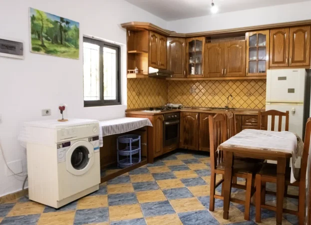 Tirane, jepet me qera shtepi 2+1+Ballkon Kati 1, 100 m² 320 € (Bulevardi i Ri, Rruga Ymer Sallaku, te nenstacioni elektrik)