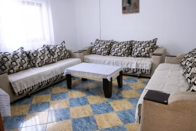 Tirane, jepet me qera shtepi 2+1+Ballkon Kati 1, 100 m² 320 € (Bulevardi i Ri, Rruga Ymer Sallaku, te nenstacioni elektrik)