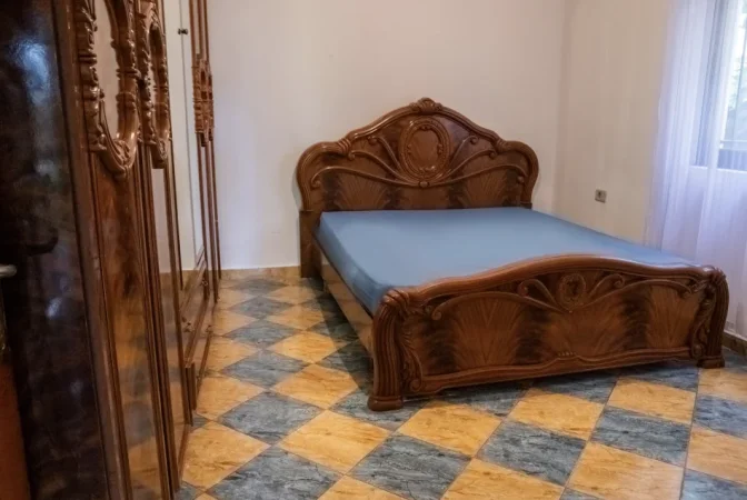 Tirane, jepet me qera shtepi 2+1+Ballkon Kati 1, 100 m² 320 € (Bulevardi i Ri, Rruga Ymer Sallaku, te nenstacioni elektrik)