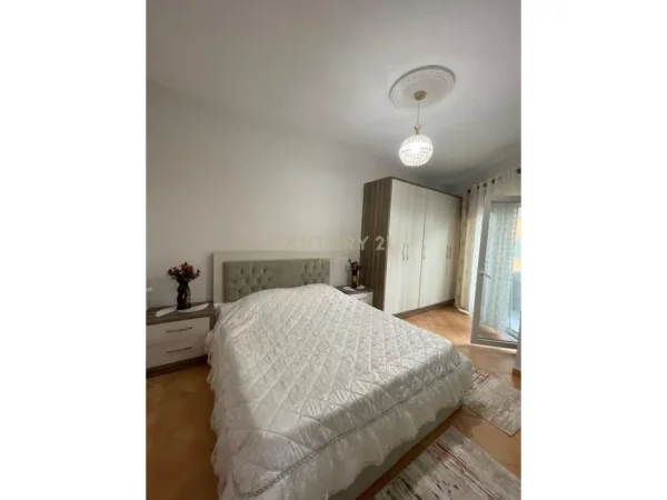 Tirane, jepet me qera apartament 1+1+Aneks+Ballkon Kati 4, 75 m² 600 € (Neom116305)