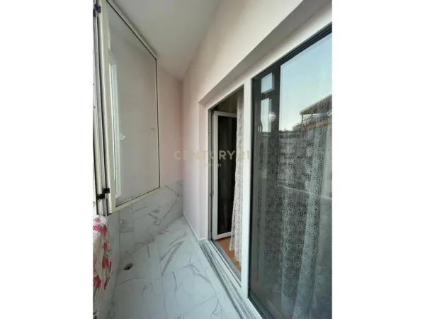 Tirane, jepet me qera apartament 1+1+Aneks+Ballkon Kati 4, 75 m² 600 € (Neom116305)