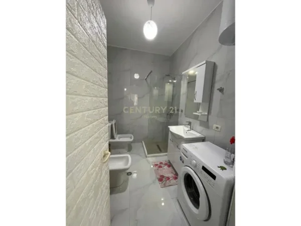 Tirane, jepet me qera apartament 1+1+Aneks+Ballkon Kati 4, 75 m² 600 € (Neom116305)