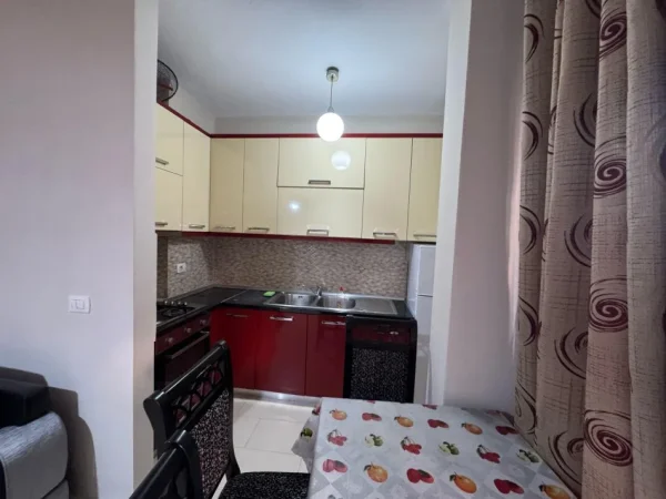 Tirane, jepet me qera apartament 2+1 Kati 3, 90 m² 480 € (astir)