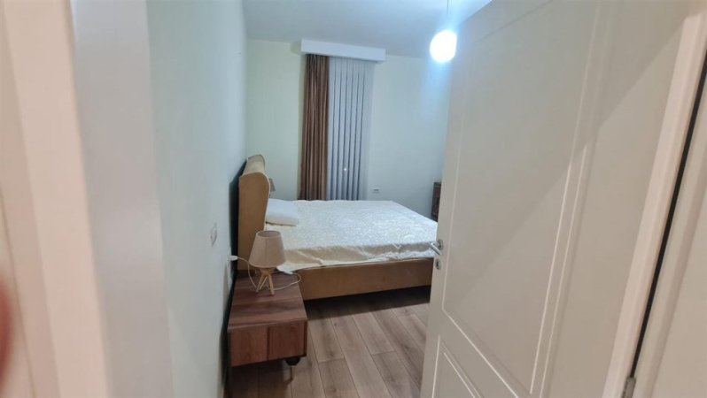 Tirane, jepet me qera apartament 2+1 Kati 3, 100 m² 800 € (rruga ferit xhajko)