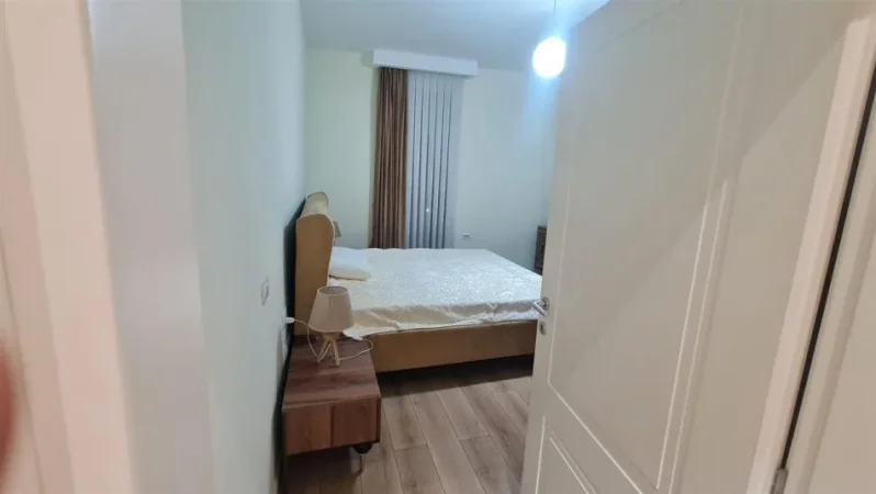 Tirane, jepet me qera apartament 2+1 Kati 3, 100 m² 800 € (rruga ferit xhajko)