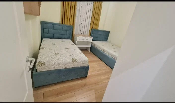 Tirane, jepet me qera apartament 2+1 Kati 3, 100 m² 800 € (rruga ferit xhajko)