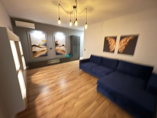 Tirane, jepet me qera apartament 1+1 Kati 11, 70 m² 700 € (komuna e parisit)