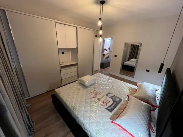 Tirane, jepet me qera apartament 1+1 Kati 11, 70 m² 700 € (komuna e parisit)
