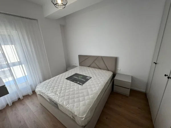 Tirane, jepet me qera apartament 1+1 Kati 4, 68 m² 400 € (ali demi)