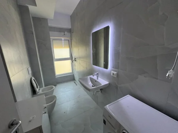 Tirane, jepet me qera apartament 2+1 Kati 5, 100 m² 600 € (ali demi)