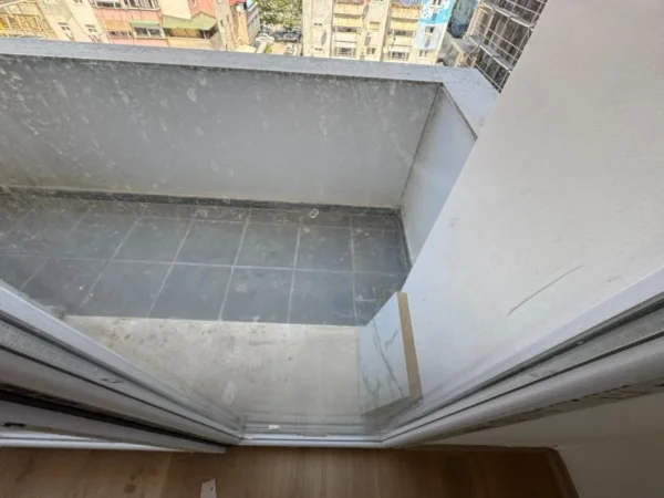 Tirane, jepet me qera apartament 2+1 Kati 6, 80 m² 550 € (ish fusha e aviacionit)