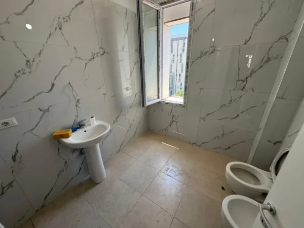Tirane, jepet me qera apartament 2+1 Kati 6, 80 m² 550 € (ish fusha e aviacionit)