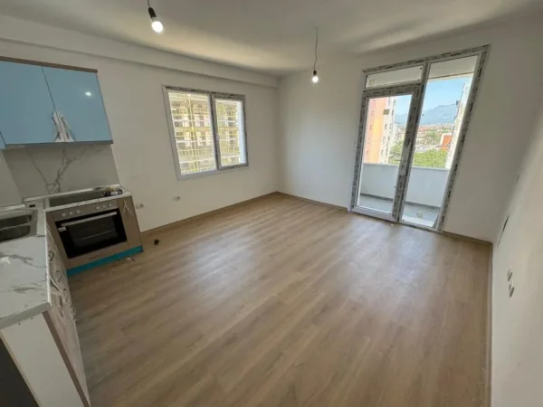 Tirane, jepet me qera apartament 2+1 Kati 6, 80 m² 550 € (ish fusha e aviacionit)