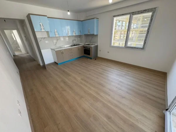 Tirane, jepet me qera apartament 2+1 Kati 6, 80 m² 550 € (ish fusha e aviacionit)