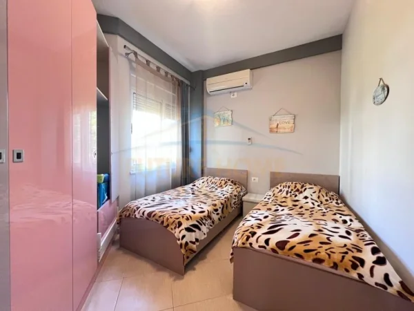 Durres, shitet apartament 3+1+Ballkon , 225 m² 285.000 € (GJIRI I LALZIT)