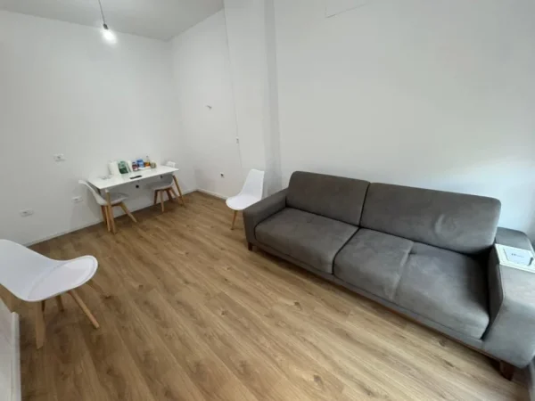 Tirane, jepet me qera apartament 1+1 Kati 4, 65 m² 400 € (ali demi)