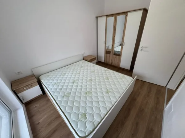 Tirane, jepet me qera apartament 1+1 Kati 4, 65 m² 400 € (ali demi)