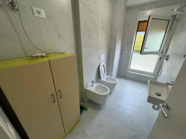 Tirane, jepet me qera apartament 1+1 Kati 4, 65 m² 400 € (ali demi)