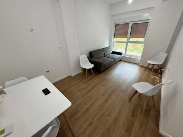 Tirane, jepet me qera apartament 1+1 Kati 4, 65 m² 400 € (ali demi)