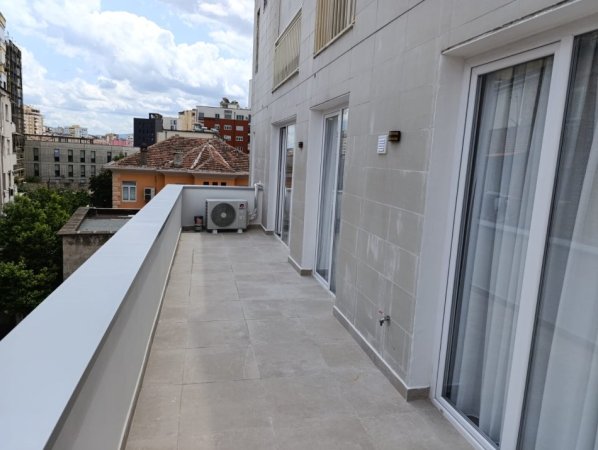 Tirane, jepet me qera apartament 2+1+Aneks+Ballkon Kati 3, 104 m² 999 € (Qender rruga barrikadave)