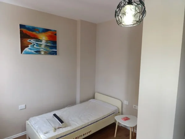 Tirane, jepet me qera apartament 2+1+Aneks+Ballkon Kati 3, 104 m² 999 € (Qender rruga barrikadave)