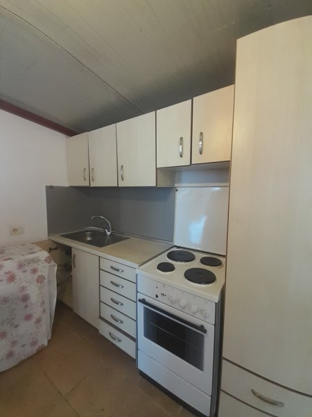 Tirane, jepet me qera Garsonier Kati 2, 40 m² 250 € (Rruga Stavri Themeli, Globe, Përball Delijorgjit)