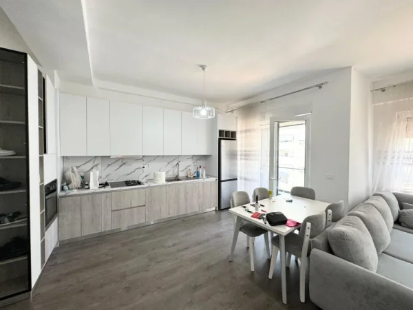 Tirane, jepet me qera apartament 2+1 Kati 4, 85 m² 700 € (21 dhjetori)