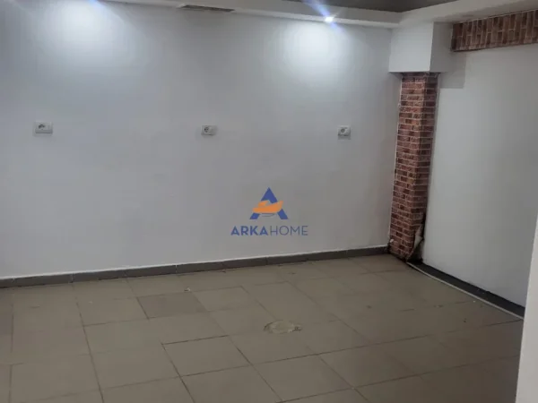 Tirane, jepet me qera dyqan , 85 m² 450 € (KOMUNA PARISIT)