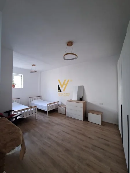 Tirane, jepet me qera apartament 1+1+Ballkon Kati 2, 74 m² 600 € (RRUGA E BARRIKADAVE)