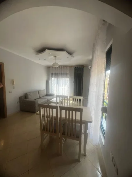 Tirane, jepet me qera apartament 1+1+Ballkon Kati 7, 56 m² 450 € (SELVIA)