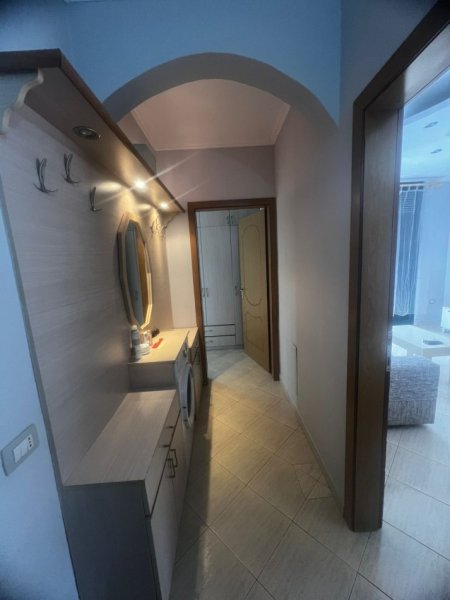 Tirane, jepet me qera apartament 1+1+Ballkon Kati 7, 56 m² 450 € (SELVIA)