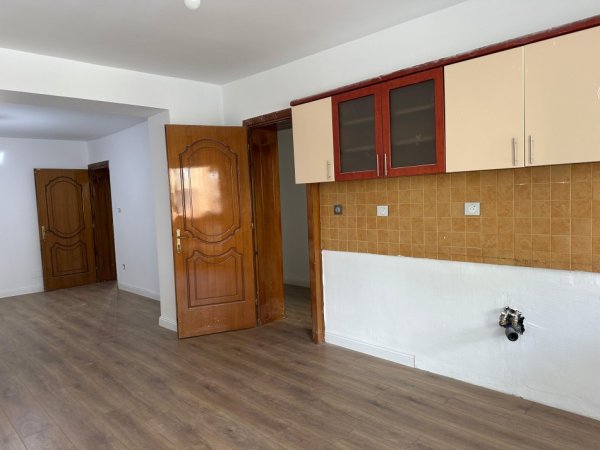 Tirane, jepet me qera ambjent biznesi Kati 2, 100 m² 800 € 
