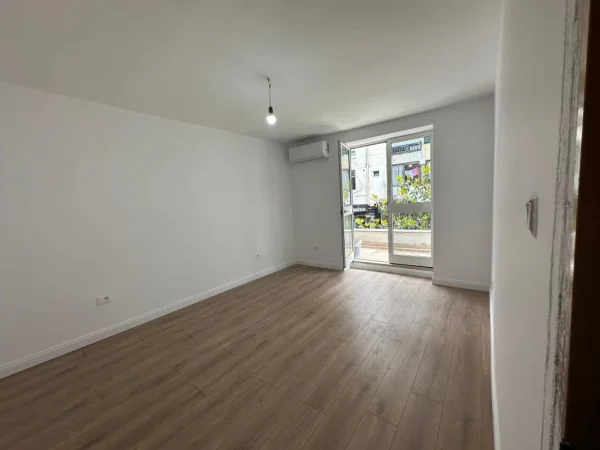 Tirane, jepet me qera ambjent biznesi Kati 2, 100 m² 800 € 