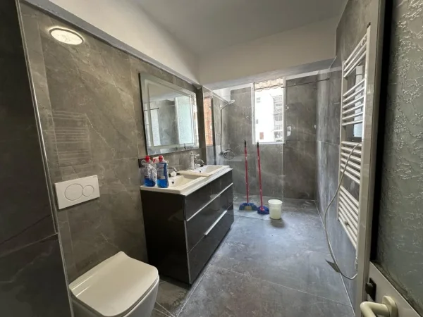 Tirane, jepet me qera ambjent biznesi Kati 2, 100 m² 800 € 